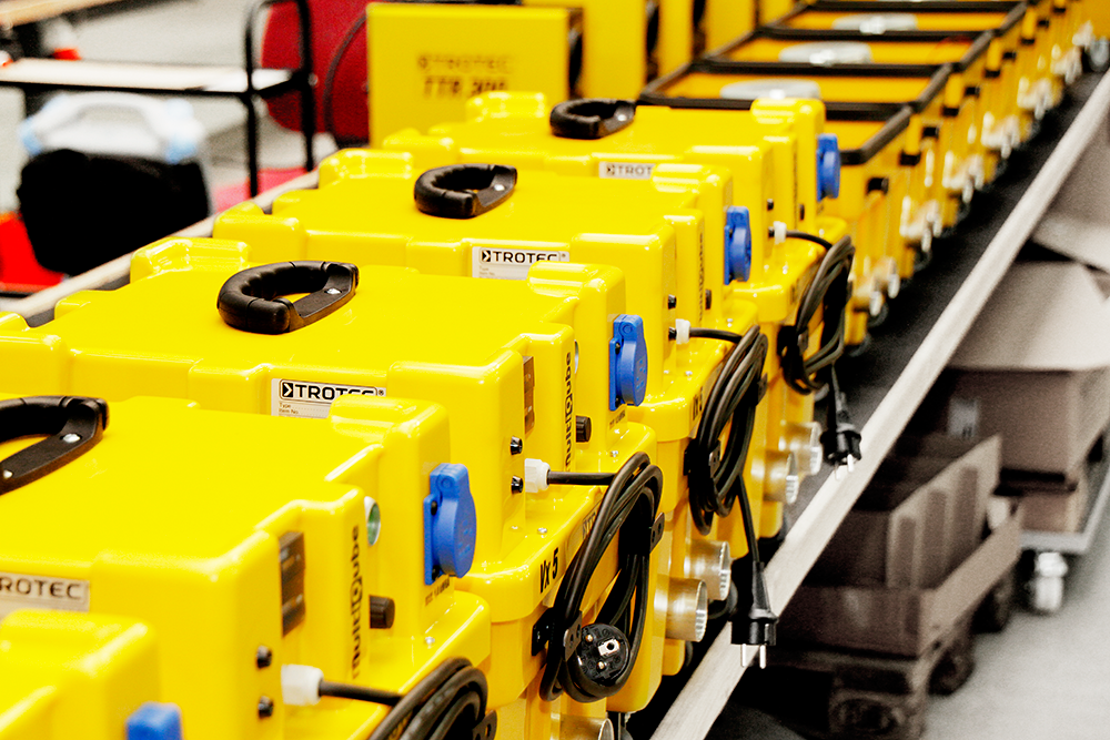 Precyzyjna praca w procesie produkcyjnym. Trotec poważa doświadczonych, dobrze wykształconych pracowników i zatrudnia ich także podczas procesu produkcyjnego naszych MultiQube.